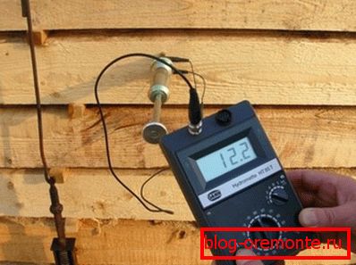 La calidad del secado de la madera se verifica mediante un dispositivo especial. La calidad del secado de la madera se verifica mediante un dispositivo especial.