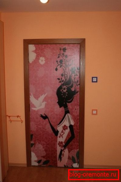 Figura realizada con la ayuda de plantillas, con superposición de la imagen en varias etapas. cómo mejorar la puerta interior