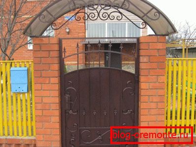 Puerta de calle con visera. Puerta de calle con visera.