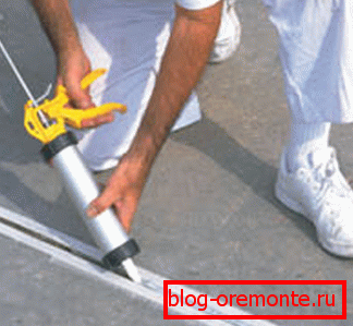 Cómo sellar grietas en un piso de concreto con un sellador elástico