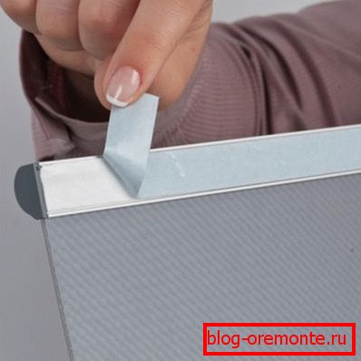 Cinta adhesiva para la fijación de la mesa. Cinta adhesiva para la fijación de la mesa.