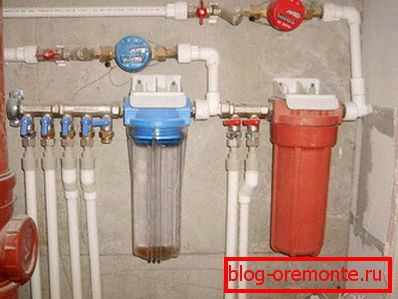 Distribuyendo tuberías en el baño con sus propias manos.