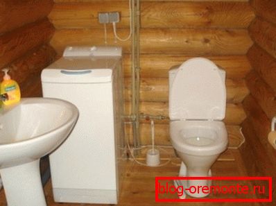 Baño compacto en la casa del jardín. Baño compacto en la casa del jardín.