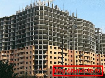 Un complejo de edificios residenciales construidos de forma monolítica.