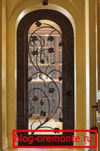 Puerta de forja con vidrio duradero.