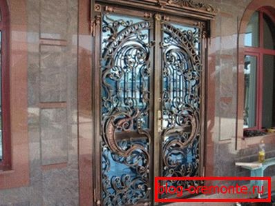 Puertas de forja con vidrio.