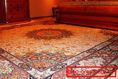 La alfombra es un buen aislante de sonido.