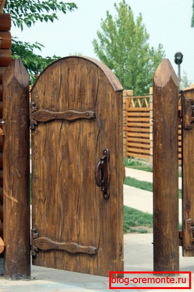 El uso de la madera en la fabricación de la puerta. El uso de la madera en la fabricación de la puerta.
