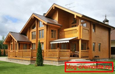La belleza de las casas hechas de materiales de madera dice la madre para sí misma e indica el estado y excelente sabor de los propietarios. La belleza de las casas hechas de materiales de madera dice la madre para sí misma e indica el estado y excelente sabor de los propietarios.