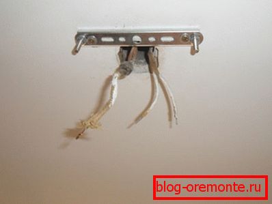 Fijación de la araña al techo de hormigón mediante el riel de montaje Fijación de la araña al techo de hormigón mediante el riel de montaje