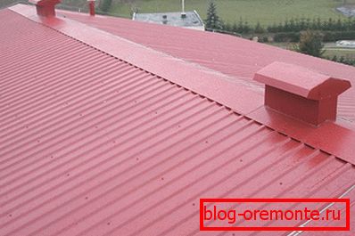 Decking крепится специальными саморезами с резиновой прокладкой