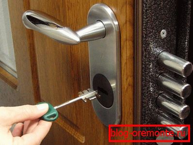 Sujeción de la cerradura con tornillos. Sujeción de la cerradura con tornillos.