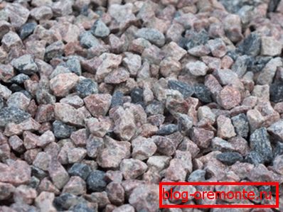 Agregado de lastre grande en forma de granito triturado. Agregado de lastre grande en forma de granito triturado.