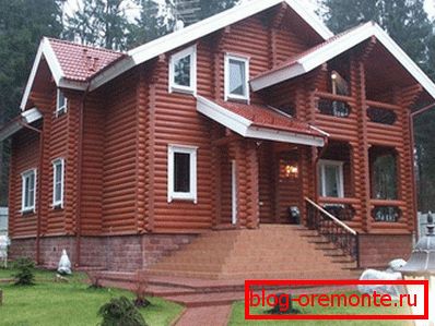 Casa de madera con peldaños de hormigón. porche a la casa de madera