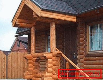 Casa de madera con un porche de madera. porche en una casa de madera
