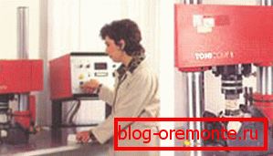 Los técnicos de laboratorio monitorean constantemente la calidad de la mezcla. Los técnicos de laboratorio monitorean constantemente la calidad de la mezcla.