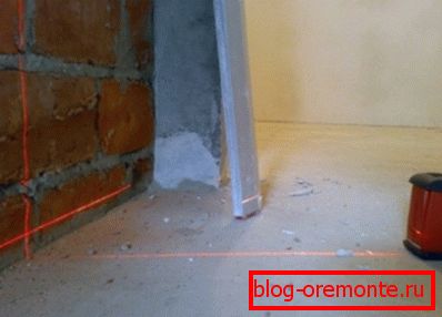 Nivel láser para aplicar la altura del futuro piso de cemento. Nivel láser para aplicar la altura del futuro piso de cemento.
