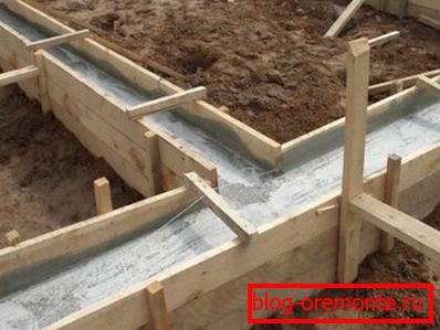 Tira de cimentación con encofrado. Tira de cimentación con encofrado.
