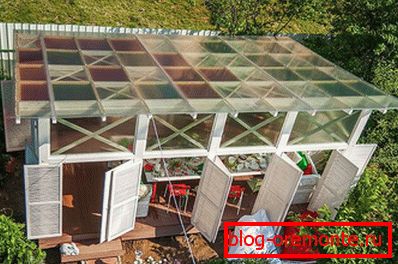 Cocina de verano con techo transparente.