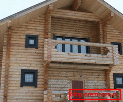 Foto amateur de la casa, gracias a la cual se puede ver que el cálculo del número de madera y su costo debe realizarse no solo en función de los datos de instalación de las paredes, sino también de todos los elementos estructurales. Foto amateur de la casa, gracias a la cual se puede ver que el cálculo del número de madera y su costo debe realizarse no solo en función de los datos de instalación de las paredes, sino también de todos los elementos estructurales.