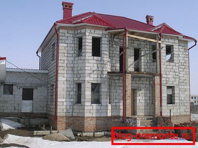 Foto amateur de la casa de dos pisos terminada de este material. Foto amateur de la casa de dos pisos terminada de este material.