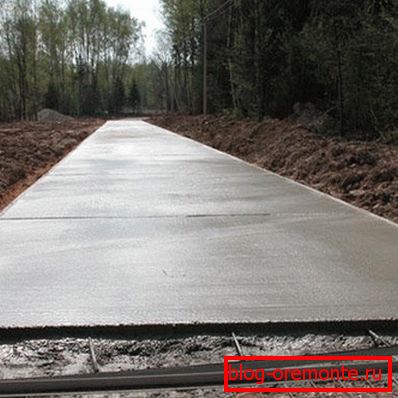 Foto amateur de la pista monolítica terminada con una ligera penetración en el suelo. Foto amateur de la pista monolítica terminada con una ligera penetración en el suelo.
