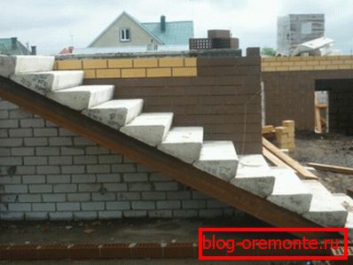 Foto amateur de una escalera de hormigón armado. Foto amateur de una escalera de hormigón armado.