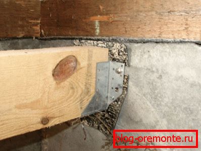 Foto amateur que muestra el principio de unir un material a una pared de concreto usando un elemento de conexión especial Foto amateur que muestra el principio de unir un material a una pared de concreto usando un elemento de conexión especial