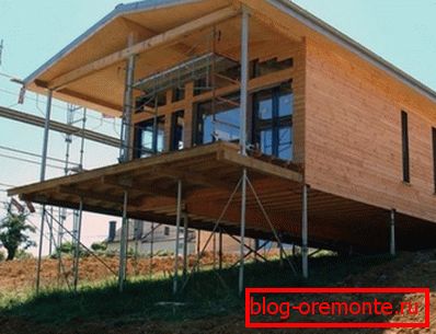 Foto amateur que muestra las ventajas de los cimientos de pilotes para casas de madera.