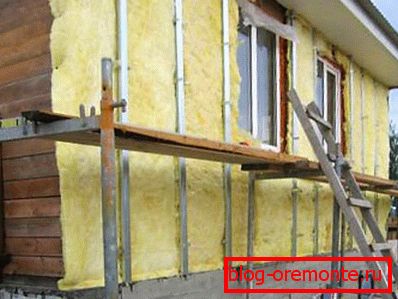 Foto amateur que muestra el proceso de calentamiento de una casa desde un bar con torneado seguido de un forro. Foto amateur que muestra el proceso de calentamiento de una casa desde un bar con torneado seguido de un forro.