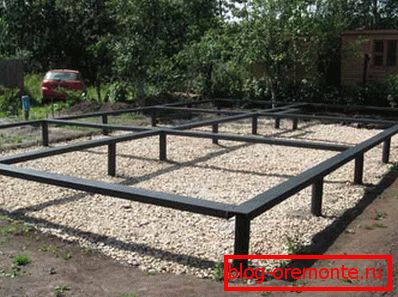 Foto de aficionado que muestra la apariencia de la base de pilotes terminados de soportes de tornillo de metal Foto de aficionado que muestra la apariencia de la base de pilotes terminados de soportes de tornillo de metal