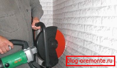 Foto amateur de la herramienta más sencilla para cortar hormigón en obra. Foto amateur de la herramienta más sencilla para cortar hormigón en obra.