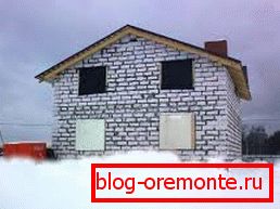 Foto amateur del edificio creado sobre la base de materiales de hormigón celular. Foto amateur del edificio creado sobre la base de materiales de hormigón celular.