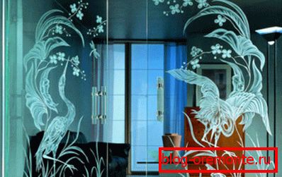 Imagen helada en puertas transparentes.