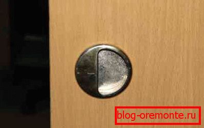Tirador de puerta clásico en una puerta interior corredera. mecanismo de deslizamiento interior