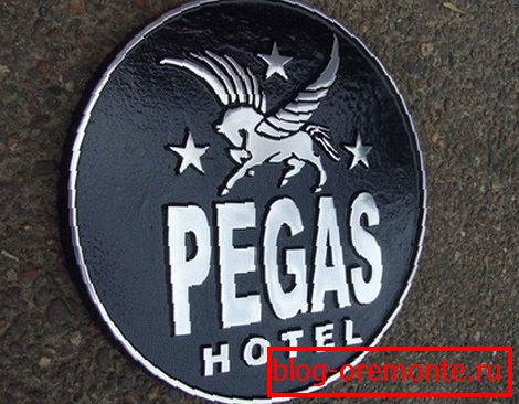 Letrero de metal con logo de la marca.