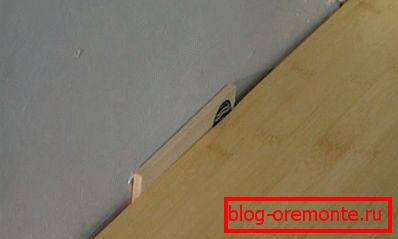 Se deja un espacio de deformación entre la pared y el revestimiento. Se deja un espacio de deformación entre la pared y el revestimiento.