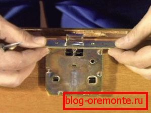 Inserción de cerradura en la puerta interior. puertas interiores como instalar