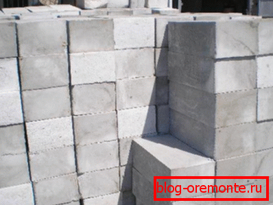 Bloques monolíticos de hormigón de espuma.
