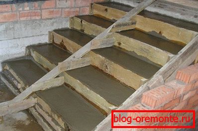 Instalación de pasos de hormigón en el sótano.