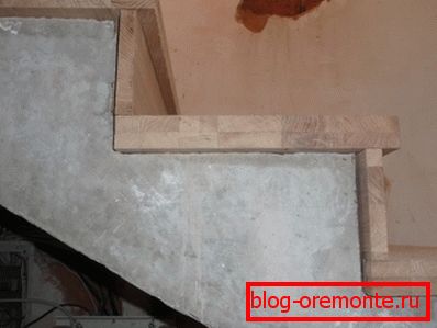 Instalación de madera en escaleras de hormigón.