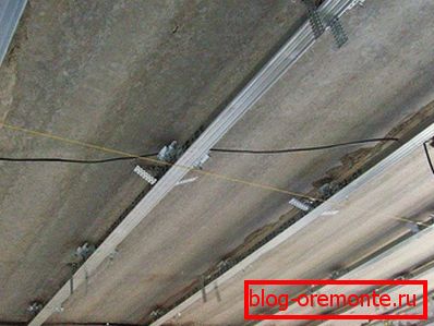 El marco debajo del drywall metal. El marco debajo del drywall metal.