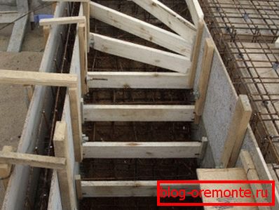 Instalación de encofrado de contrachapado y barras desiguales. Instalación de encofrado de contrachapado y barras desiguales.