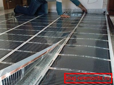 Instalación de la película debajo del laminado.