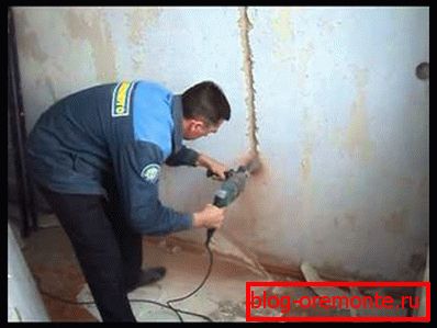Instalación de podrozetnikov en un muro de concreto utilizando un perforador Instalación de podrozetnikov en un muro de concreto utilizando un perforador