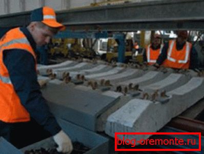 Instalación de traviesas de ferrocarril y hormigón antes de la colocación en el terraplén. Instalación de traviesas de ferrocarril y hormigón antes de la colocación en el terraplén.