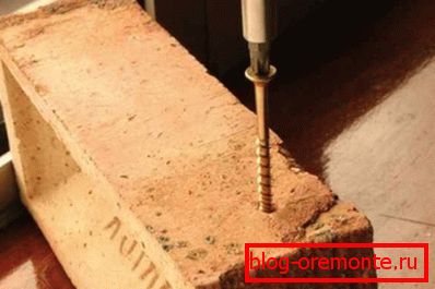 Instalación del tornillo autorroscante en hormigón sin taladrar. Instalación del tornillo autorroscante en hormigón sin taladrar.