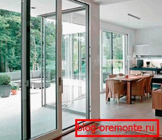 Puerta corredera de entrada de vidrio. instalación de puertas de vidrio