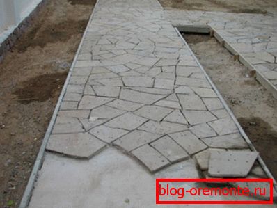Pavimentación de una piedra natural sobre cemento y solución en arena.