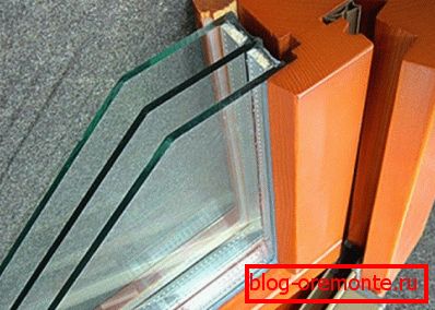 Esta foto muestra claramente cómo el perfil de metal está dispuesto con un material que absorbe la humedad. Esta foto muestra claramente cómo el perfil de metal está dispuesto con un material que absorbe la humedad.